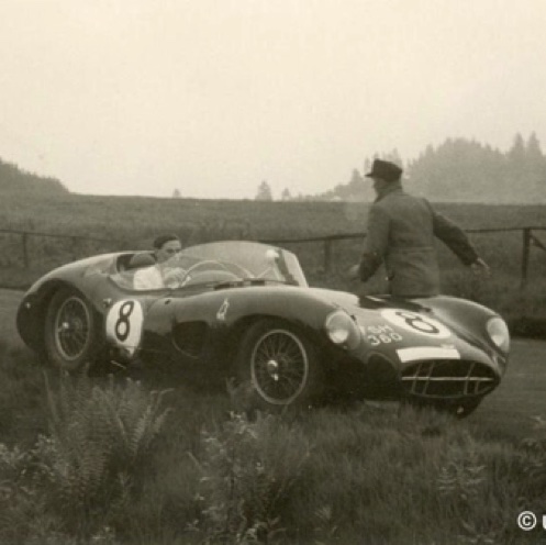 1960 : Jim sur l'Aston Martin DBR1/300 de l'Essex Racing Team avec comme équipier Bruce McLaren
© Ulrich Schup 1960 : Jim sur l'Aston Martin DBR1/300 de l'Essex Racing Team avec comme équipier Bruce McLaren
© Ulrich Schup
