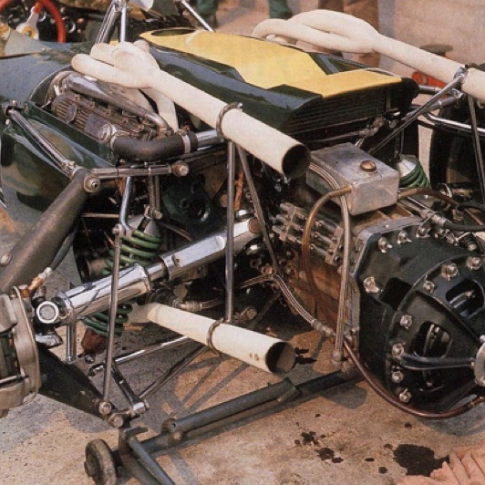 Partie de mécanique à Monza sur la Lotus 43