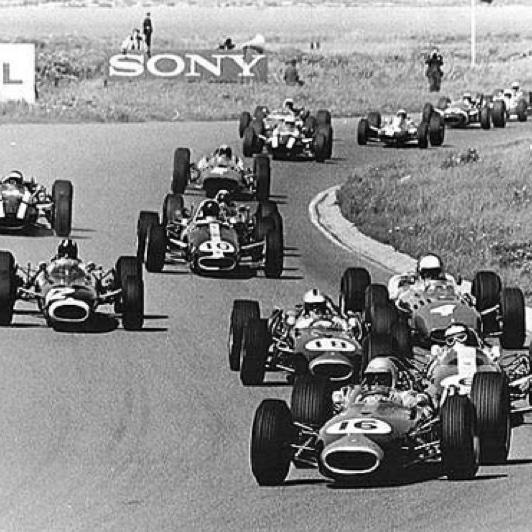 Les Brabham mênent la danse avec Jimmy, intercalé entre Jack et Denis Hulme