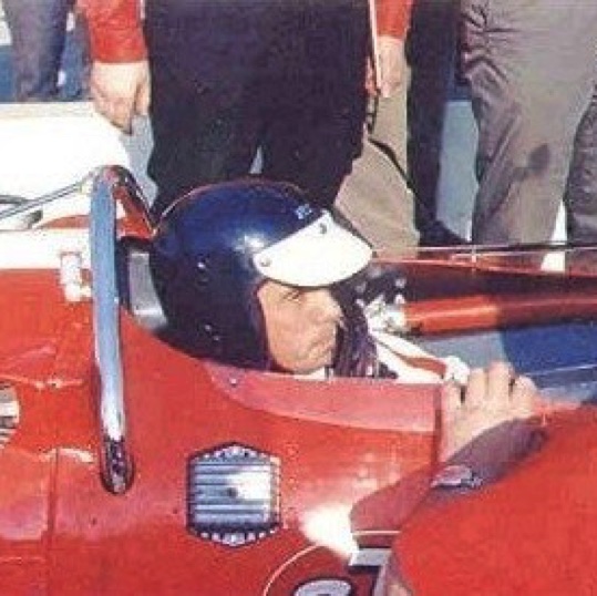 Jim Dans le cockpit rouge de sa lotus 1967