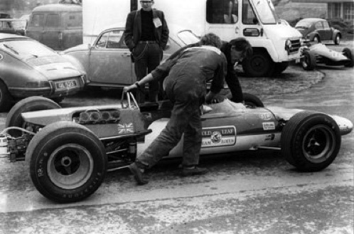 La Lotus 48 poussée par les mécaniciens