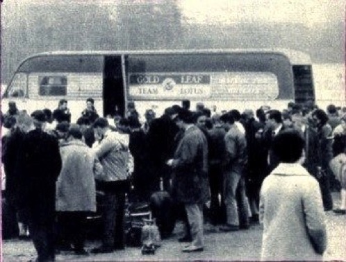 Devant le transporteur Lotus, la foule vient aux nouvelles après l'annonce de l'accident.
Un grand silence s'est abattu sur le circuit....
