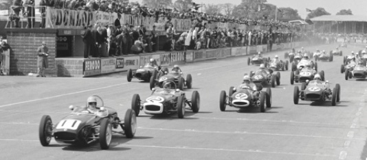Silverstone : JIm (N°. 2) finira sur la première place du podium au volant de la Lotus 18 de FJ