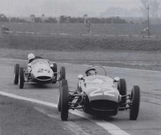 JIm et sa Lotus devant John Surtees sur la Cooper de l'écurie Tyrrell