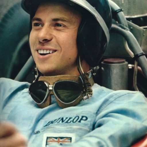 Un jeune ferlier heureux de piloter