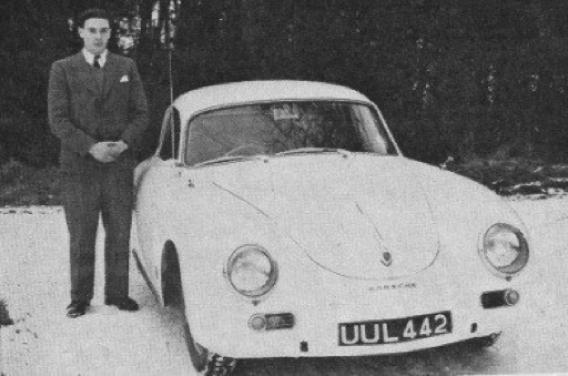 JIm pose à côté de la Porsche 1600 S
