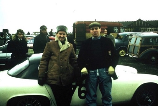 Brands Hatch 1959 au côté de Graham Warner (patron de l'écurie Chequereg Flag)
© Graham Gauld
