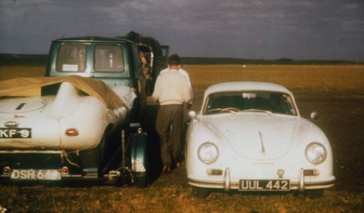 Au départ pour se rendre sur une course avec la Jaguar et la Porsche
