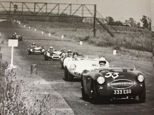 Jim derrière une Austin Healey 100 à Chaterhall  en 1959