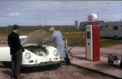 Ian Scott Watson et sa Porsche entrain de faire le plein de carburant- © Graham Gault