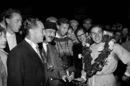 La victoire en compagnie de son pygmalion Ian Scott Watson (avec les lunettes)