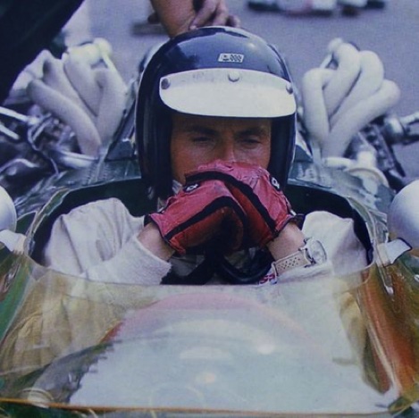 Concentration au volant de la Lotus 43 à moteur H 16 Concentration au volant de la Lotus 43 à moteur H 16