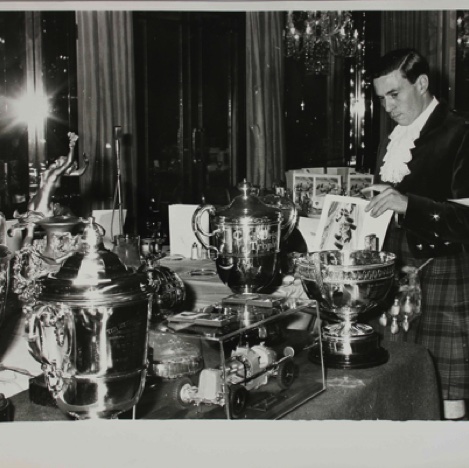 11 déc1965-Clark reçoit cinq prix au dîner ' s "Dîner Dance au Dorchester à Londres. Il porte un kilt de Cameron de Erracht Tartan pour l'occasion.
Contribution Paul Normand/Facebook
11 déc1965-Clark reçoit cinq prix au dîner ' s "Dîner Dance au Dorchester à Londres. Il porte un kilt de Cameron de Erracht Tartan pour l'occasion.
Contribution Paul Normand/Facebook