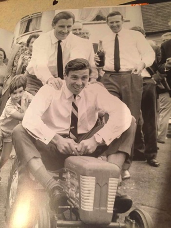 3 champions du Monde réunis ; Graham et Damon Hill qui poussent Jim Clark ! 3 champions du Monde réunis ; Graham et Damon Hill qui poussent Jim Clark !