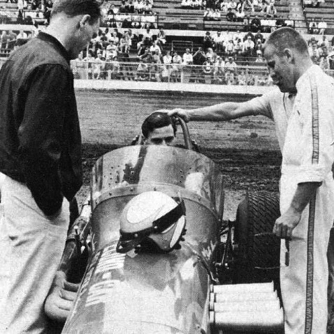 Jim pose dans le cockpit de la midget de Boby Marshman sous l'oeil amusé de Dan Gurney Jim pose dans le cockpit de la midget de Boby Marshman sous l'oeil amusé de Dan Gurney