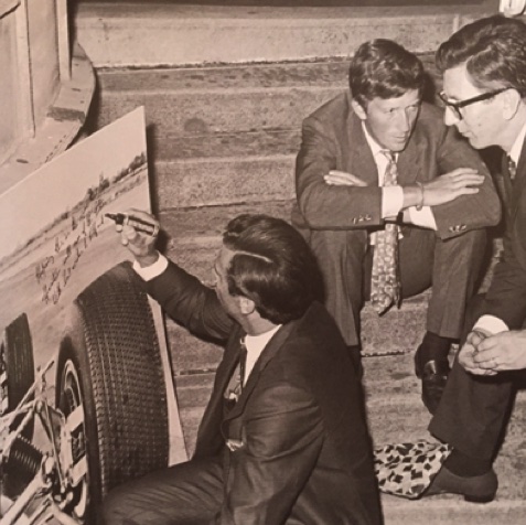 Avec Jochen Rindt lors d'une séance de dédicace Avec Jochen Rindt lors d'une séance de dédicace