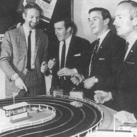 John Withmore, JIm, Colin Chapman, Jackie Stewart se décontractent John Withmore, JIm, Colin Chapman, Jackie Stewart se décontractent