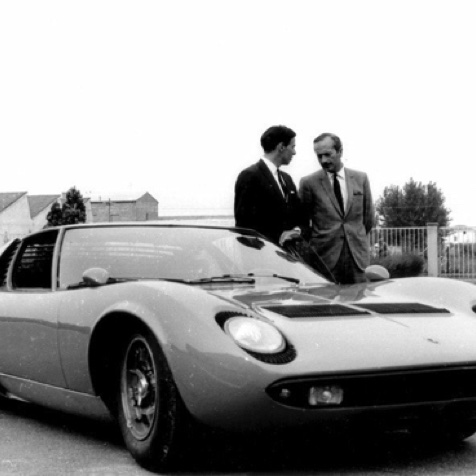 Jim et Colin à côté de la Miura à l'usine Lamborghini Jim et Colin à côté de la Miura à l'usine Lamborghini