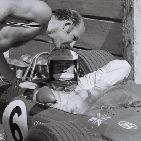 JIm écoutait les conseils de son ainé Stirling Moss !
Contribution Franck Love/facebook JIm écoutait les conseils de son ainé Stirling Moss !
Contribution Franck Love/facebook