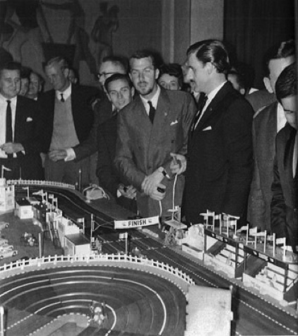 En 1962 lors du GP des Pays Bas, pour une oeuvre caritative à l'hopital local En 1962 lors du GP des Pays Bas, pour une oeuvre caritative à l'hopital local
