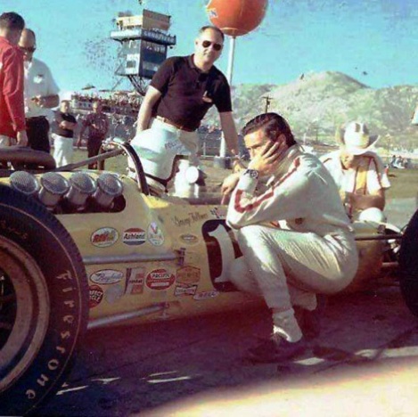 JIm Clark, aux essais en conversation avec son équipier Georges Follmer 
