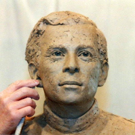 Dernières touches sur le visage du héros