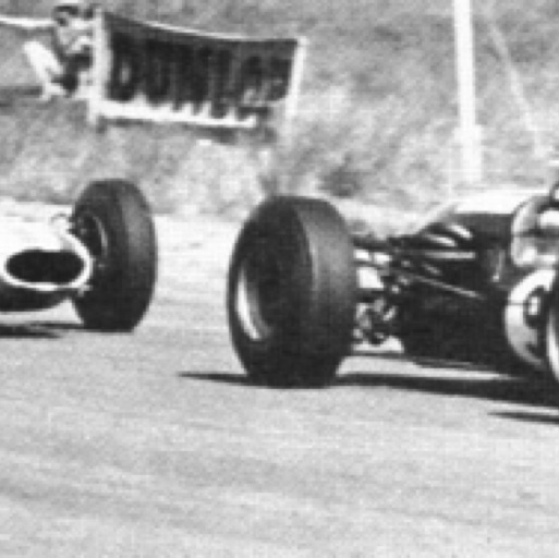 Jimmy devant le coureur Local Franck Matich sur sa Brabham BT 7A