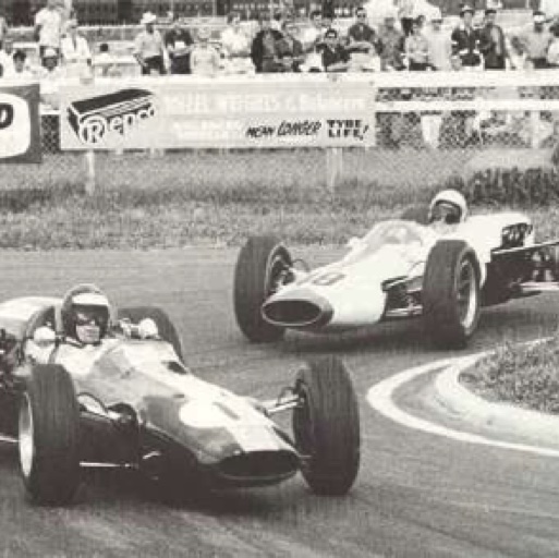 En bagarre avec Bruce McLaren à Pukekohe en Nouvelle Zélande 